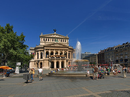 Alte Oper mit Häusern