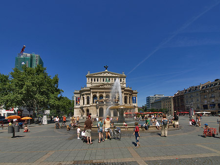 Alte Oper mit Häusern Foto 