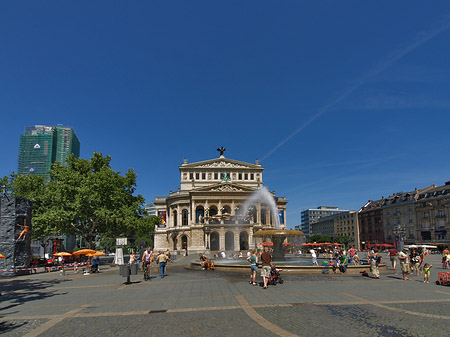 Foto Alte Oper mit Häusern - Frankfurt am Main