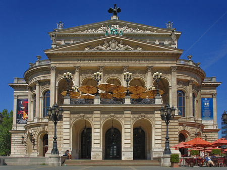 Fotos Alte Oper mit Schirmen