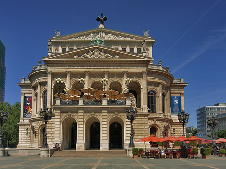 Foto Alte Oper mit Schirmen - Frankfurt am Main