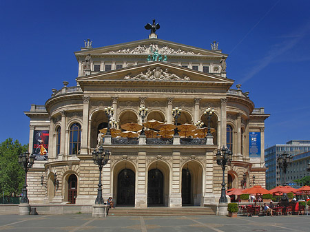 Alte Oper mit Schirmen Foto 