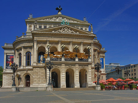 Foto Alte Oper mit Schirmen