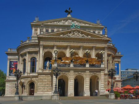 Fotos Alte Oper mit Schirmen