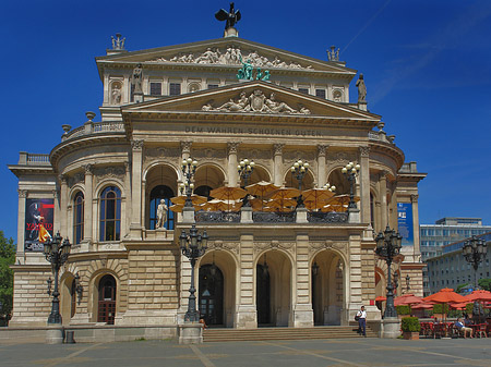 Alte Oper mit Schirmen Fotos