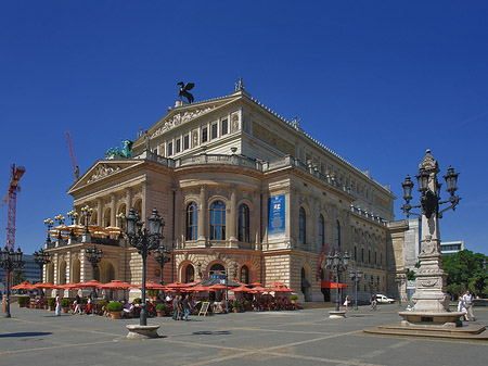 Alte Oper mit Schirmen Fotos