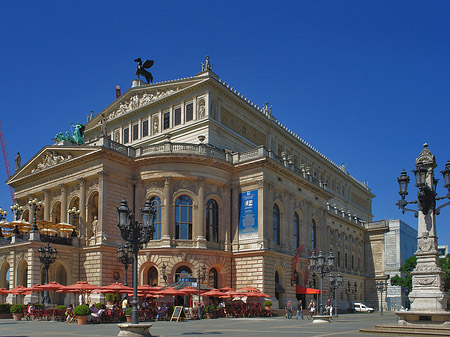 Foto Alte Oper mit Schirmen - Frankfurt am Main