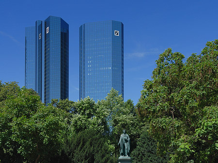 Foto Deutsche Bank mit Statue