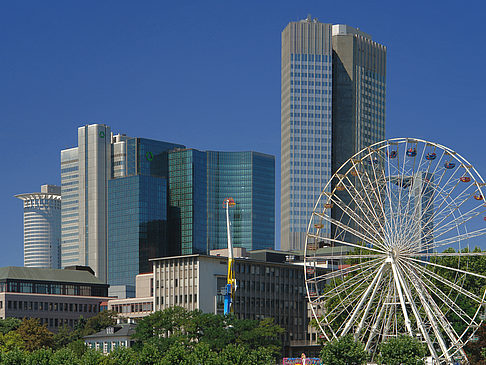 Foto Eurotower und dresdener Bank mit riesenrad - Frankfurt am Main