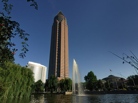 Foto Messeturm mit Ludwig-Erhard-Anlage