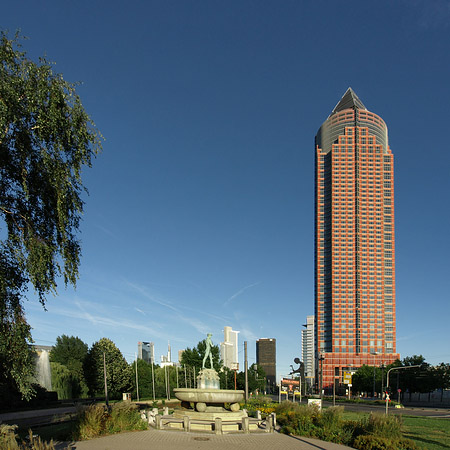 Messeturm hinter Merkurbrunnen Foto 