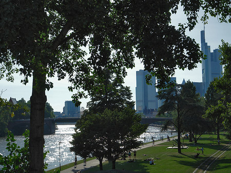 Fotos Skyline von Frankfurt hinter Sonnenuhr