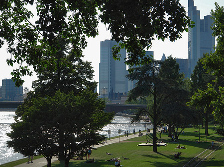 Foto Skyline von Frankfurt hinter Sonnenuhr - Frankfurt am Main