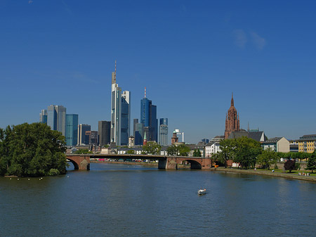 Skyline von Frankfurt mit Alter Brücke Foto 