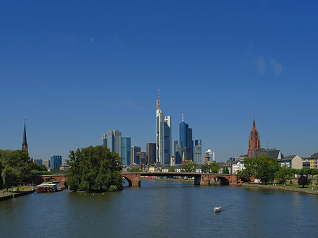 Skyline von Frankfurt mit Alter Brücke Foto 