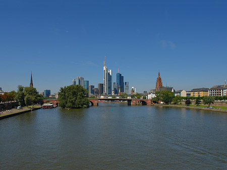 Skyline von Frankfurt mit Alter Brücke Foto 