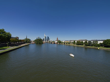 Foto Skyline von Frankfurt mit Boot - Frankfurt am Main