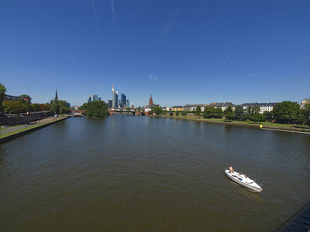 Fotos Skyline von Frankfurt mit Boot | Frankfurt am Main