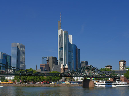 Fotos Skyline von Frankfurt mit eisernem Steg