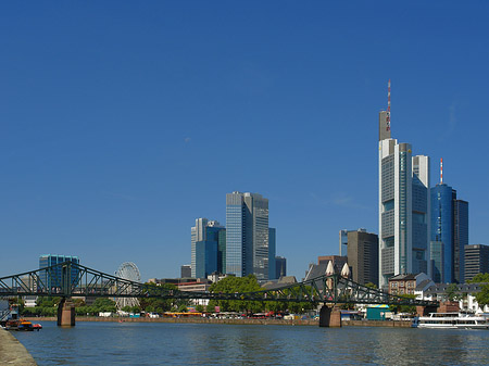 Skyline von Frankfurt mit eisernem Steg Fotos