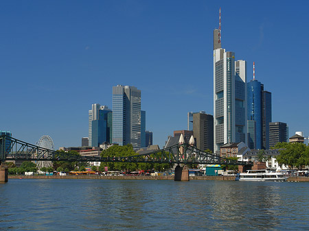 Skyline von Frankfurt mit eisernem Steg Foto 