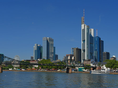 Fotos Skyline von Frankfurt mit eisernem Steg