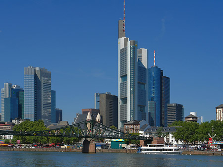 Foto Skyline von Frankfurt mit eisernem Steg