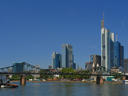 Skyline von Frankfurt mit eisernem Steg Fotos