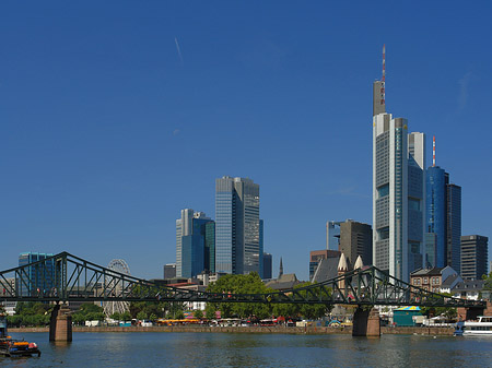 Fotos Skyline von Frankfurt mit eisernem Steg