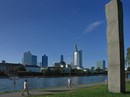 Skyline von Frankfurt mit Obelisk Foto 