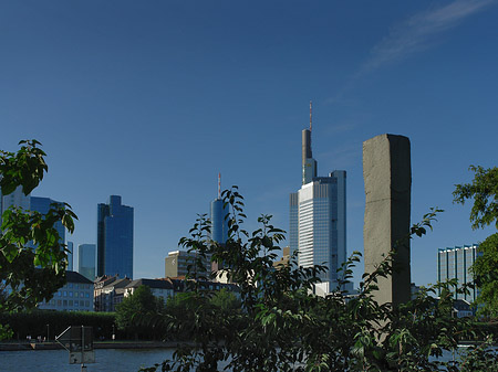 Skyline von Frankfurt mit Obelisk Fotos