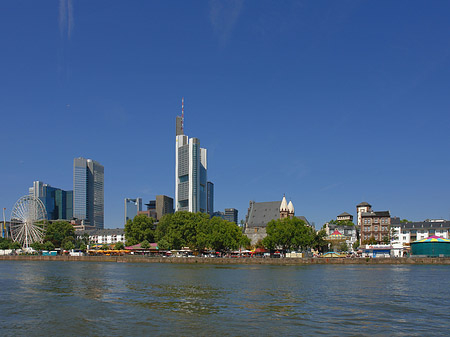 Skyline von Frankfurt mit Riesenrad Foto 