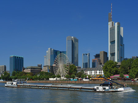 Fotos Skyline von Frankfurt mit Schiff