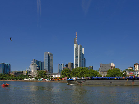 Foto Skyline von Frankfurt mit Schiff - Frankfurt am Main