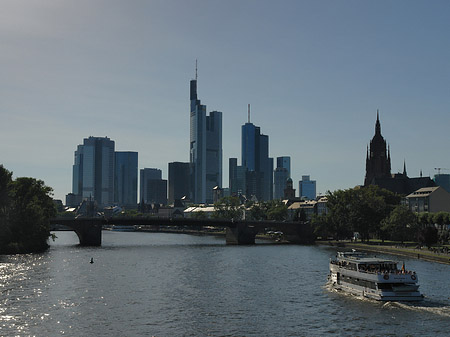 Skyline von Frankfurt mit Schiff Foto 