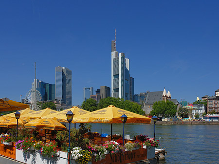 Skyline von Frankfurt mit Schöfferhofer Weizen Foto 