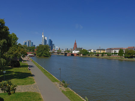 Skyline von Frankfurt mit Ufer Foto 