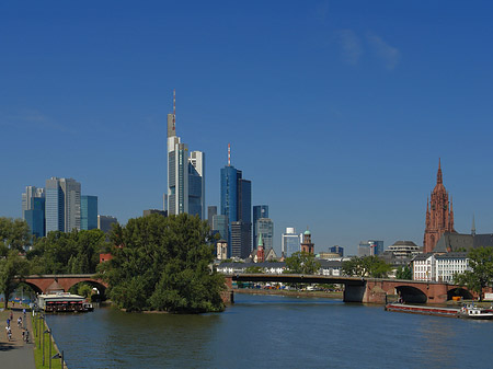 Skyline von Frankfurt mit Ufer