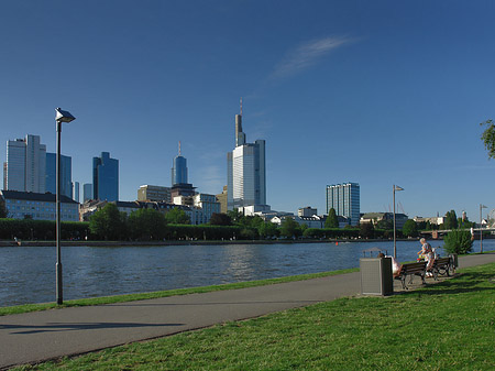 Fotos Skyline von Frankfurt mit Ufer