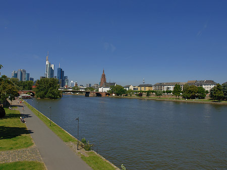 Foto Skyline von Frankfurt mit Ufer - Frankfurt am Main