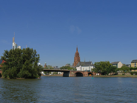 Skyline von Frankfurt mit Ufer