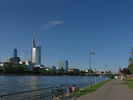 Skyline von Frankfurt mit Weg Fotos