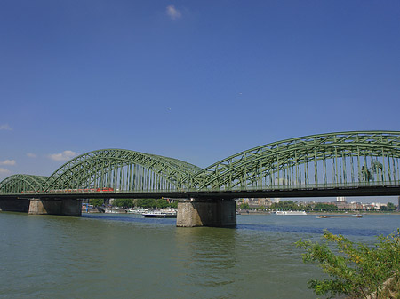 Hohenzollernbrücke mit Zug Fotos