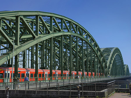 Fotos Hohenzollernbrücke mit Zug | Köln