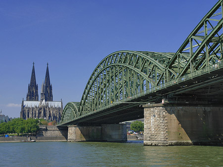 Hohenzollernbrücke am Kölner Dom Foto 