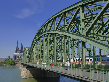 Hohenzollernbrücke beim Kölner Dom Fotos