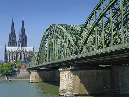 Hohenzollernbrücke beim Kölner Dom Foto 