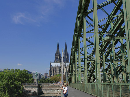 Hohenzollernbrücke beim Kölner Dom Fotos