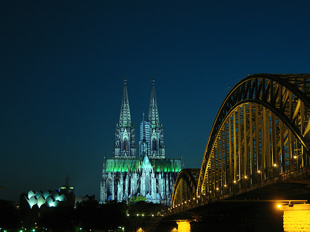 Foto Kölner Dom hinter der Hohenzollernbrücke