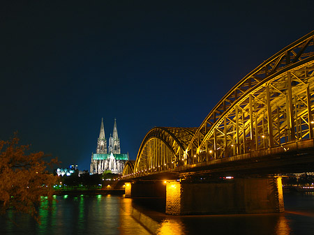 Kölner Dom hinter der Hohenzollernbrücke Fotos